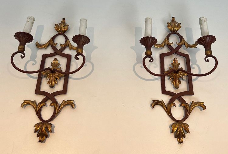 Coppia di applique in ferro battuto e legno rosso antico con foglie d'acanto dorate.