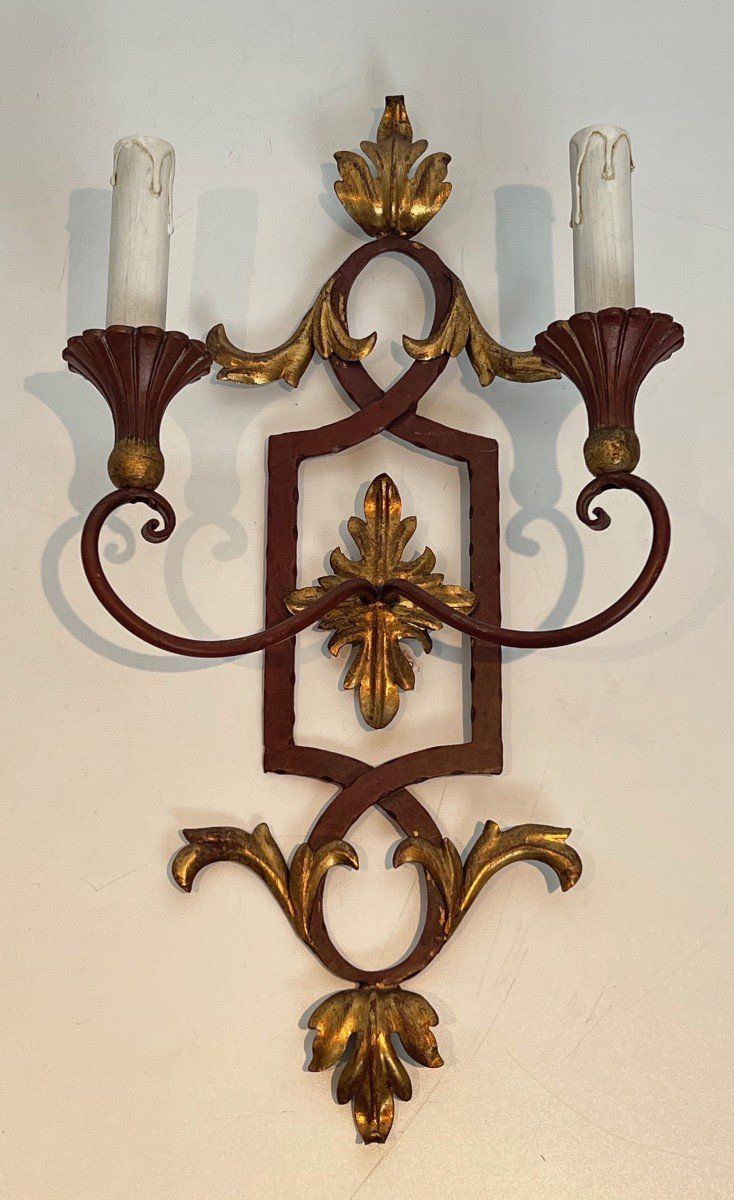 Coppia di applique in ferro battuto e legno rosso antico con foglie d'acanto dorate.