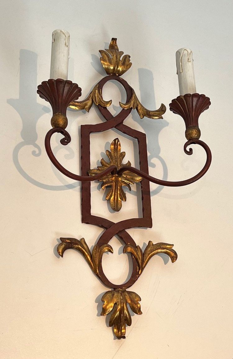 Coppia di applique in ferro battuto e legno rosso antico con foglie d'acanto dorate.
