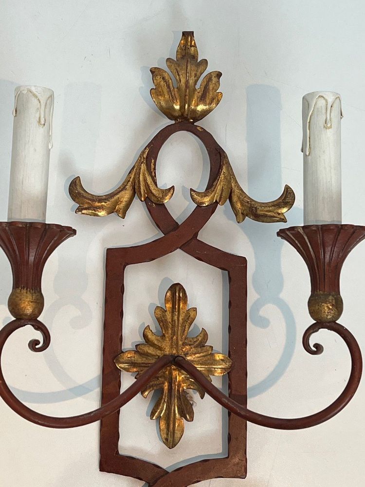 Coppia di applique in ferro battuto e legno rosso antico con foglie d'acanto dorate.