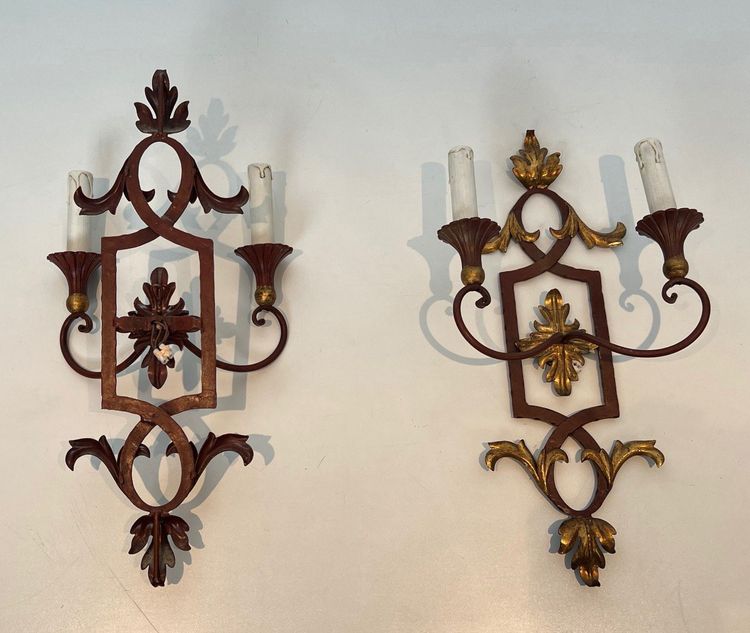 Coppia di applique in ferro battuto e legno rosso antico con foglie d'acanto dorate.