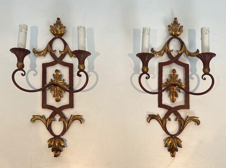 Coppia di applique in ferro battuto e legno rosso antico con foglie d'acanto dorate.