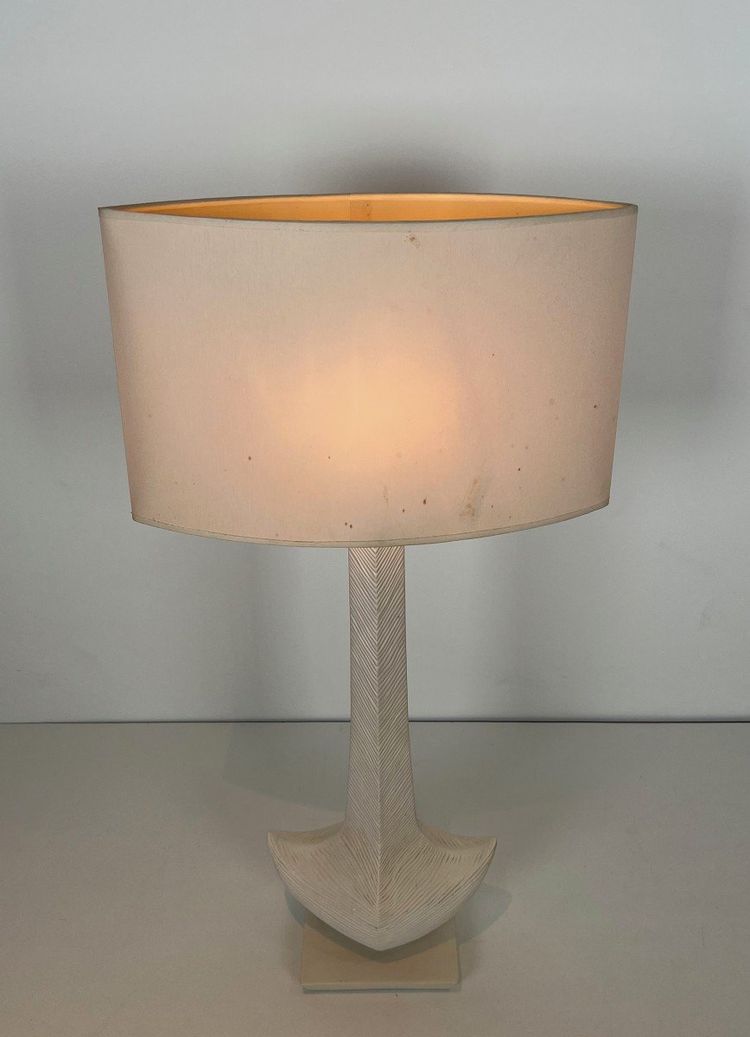Lampada di design in ceramica bianca. Opera francese di L Drummer. Circa 1970