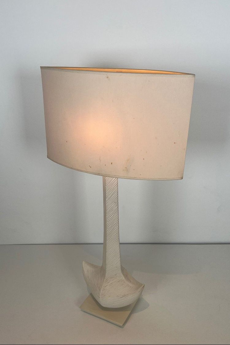 Lampada di design in ceramica bianca. Opera francese di L Drummer. Circa 1970