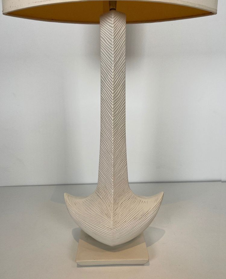 Lampada di design in ceramica bianca. Opera francese di L Drummer. Circa 1970