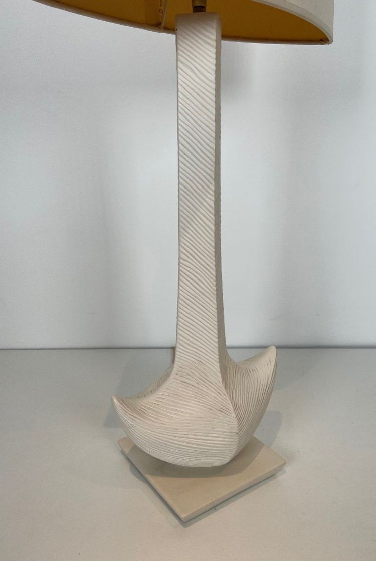 Lampada di design in ceramica bianca. Opera francese di L Drummer. Circa 1970