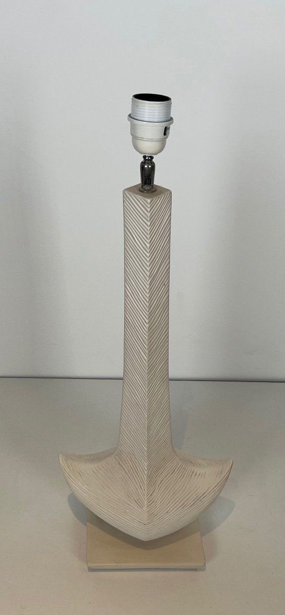 Lampada di design in ceramica bianca. Opera francese di L Drummer. Circa 1970