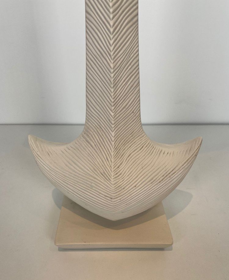 Lampada di design in ceramica bianca. Opera francese di L Drummer. Circa 1970