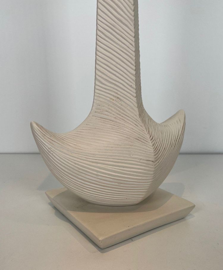 Lampada di design in ceramica bianca. Opera francese di L Drummer. Circa 1970