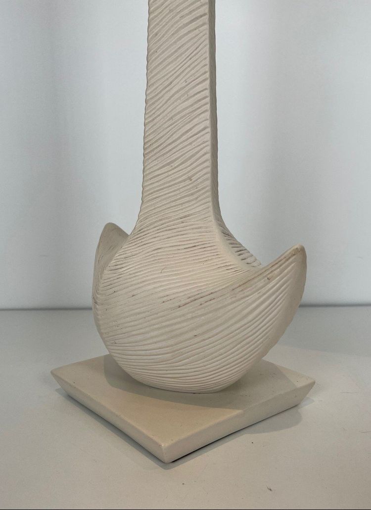Lampada di design in ceramica bianca. Opera francese di L Drummer. Circa 1970