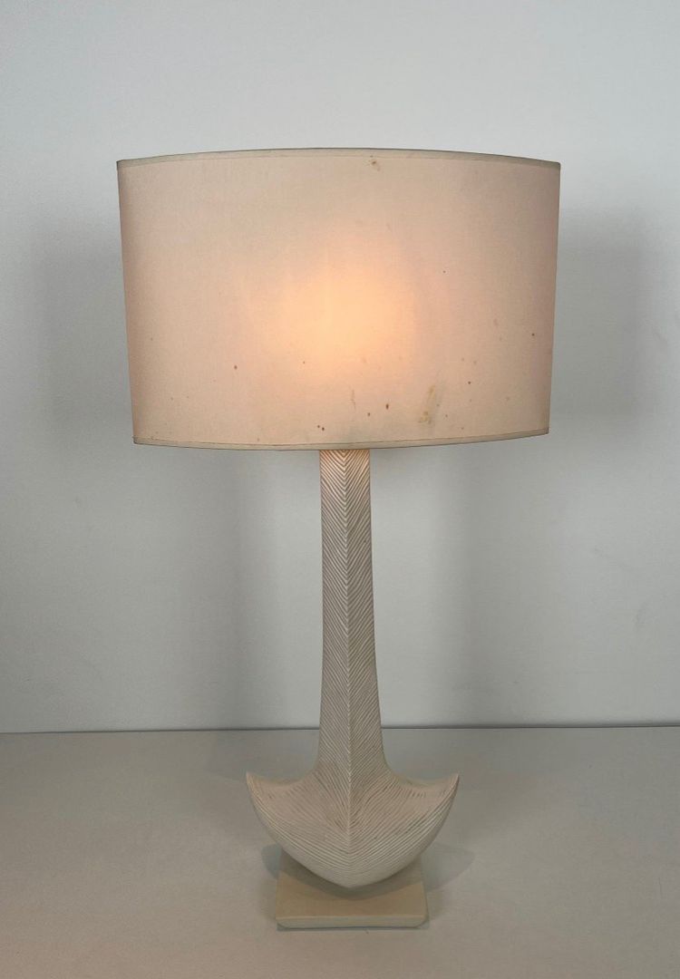 Lampada di design in ceramica bianca. Opera francese di L Drummer. Circa 1970