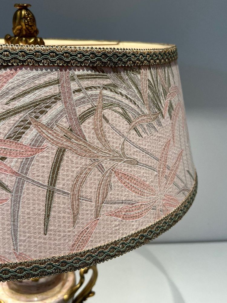 Grande Lampe En Marbre Ornée d'Une Couronne En Bronze à La Base, De Grandes Anses