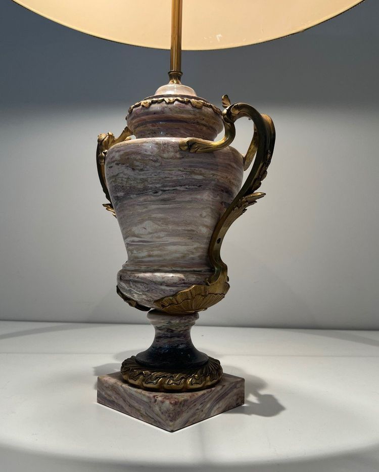 Grande Lampe En Marbre Ornée d'Une Couronne En Bronze à La Base, De Grandes Anses