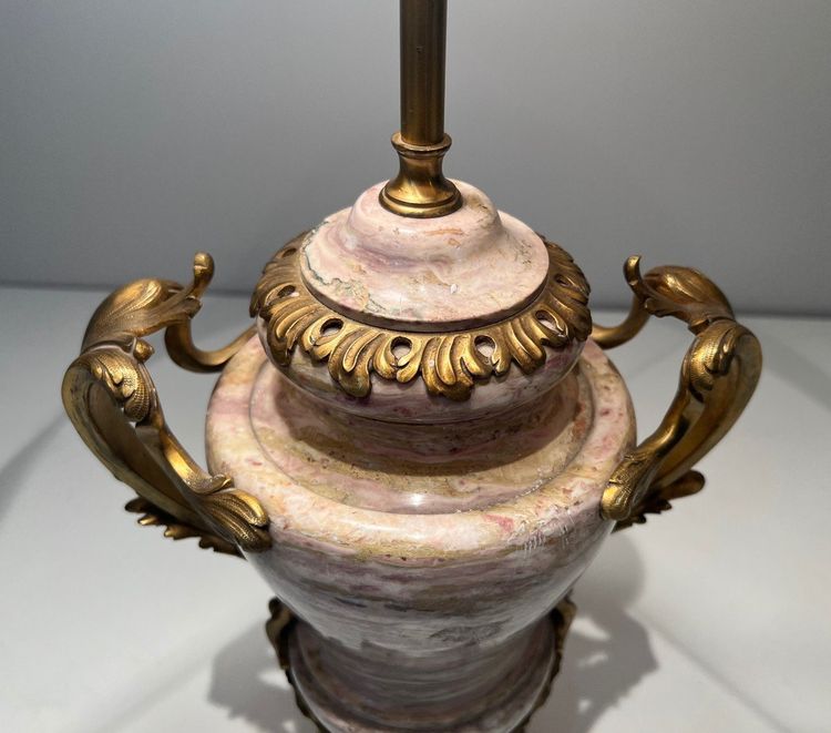 Grande Lampe En Marbre Ornée d'Une Couronne En Bronze à La Base, De Grandes Anses