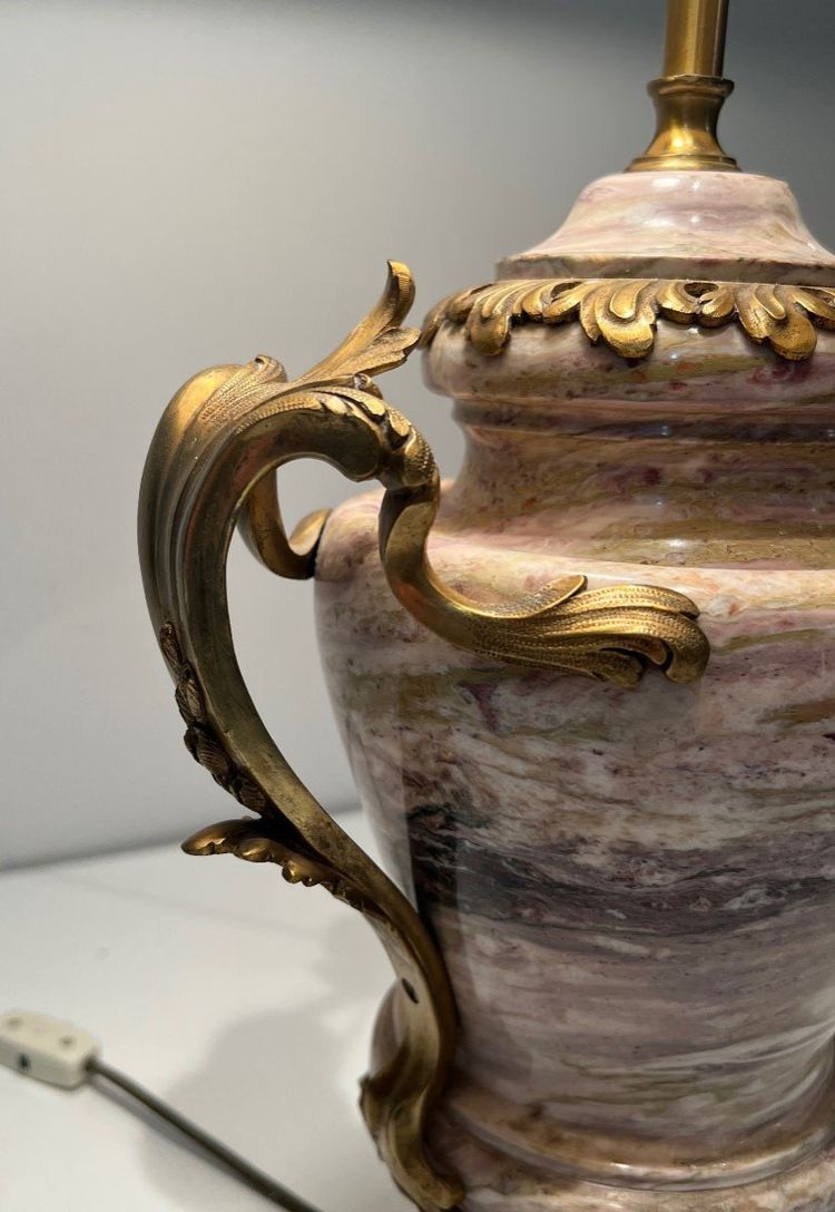 Grande Lampe En Marbre Ornée d'Une Couronne En Bronze à La Base, De Grandes Anses