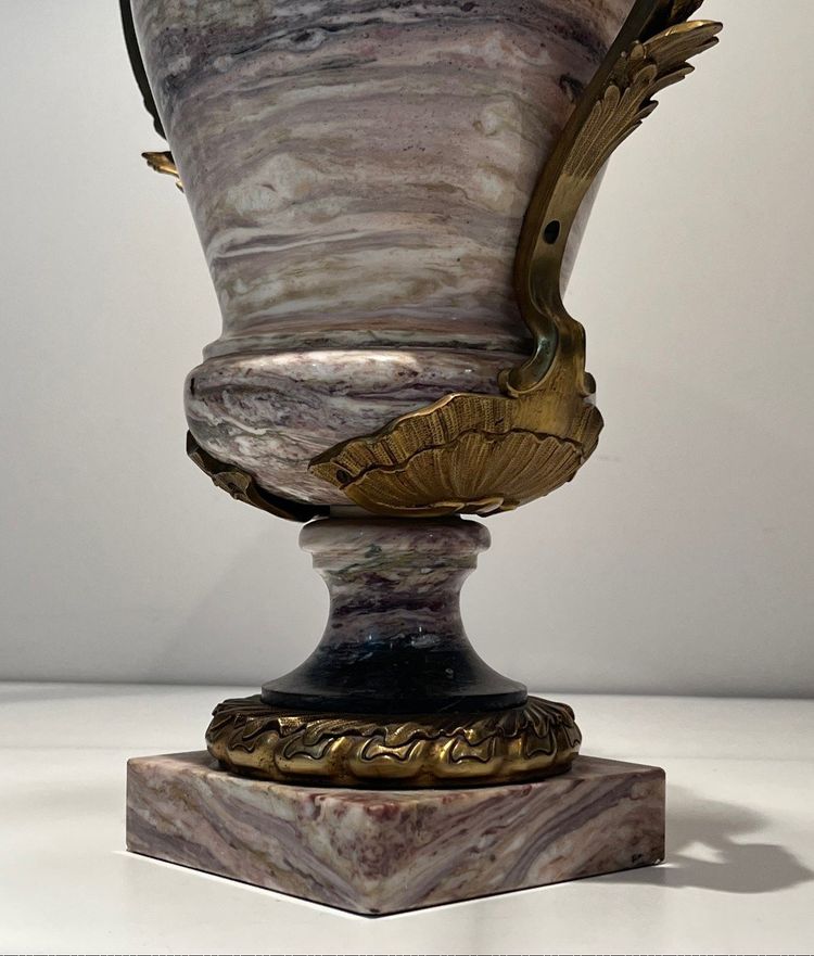 Grande Lampe En Marbre Ornée d'Une Couronne En Bronze à La Base, De Grandes Anses