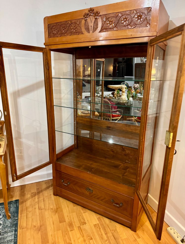 Art Nouveau showcase