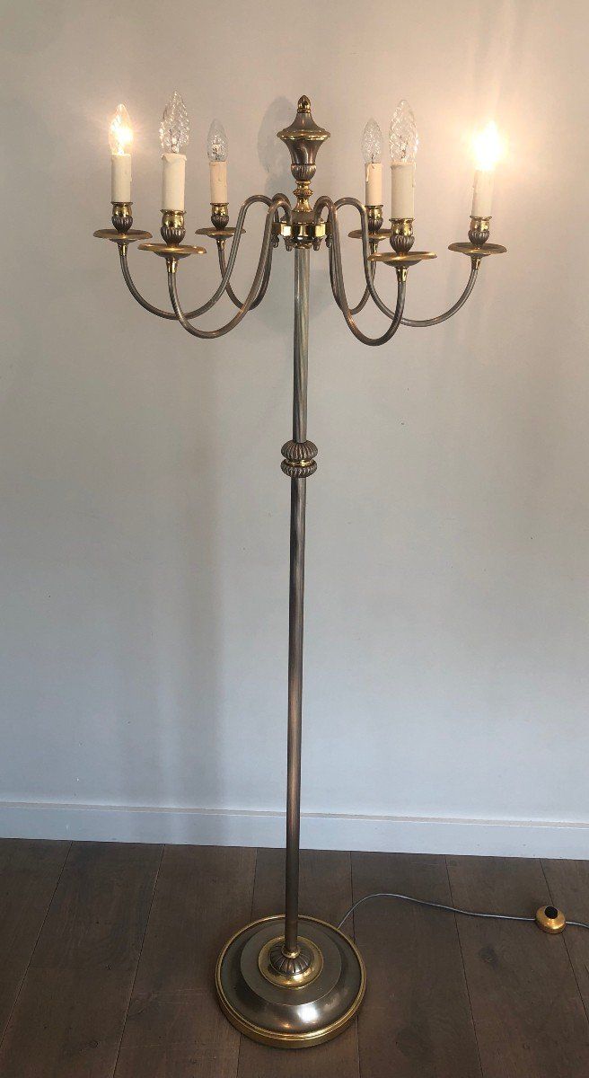 Lampada da terra in metallo argentato e ottone con 6 bracci luminosi. Opera francese.