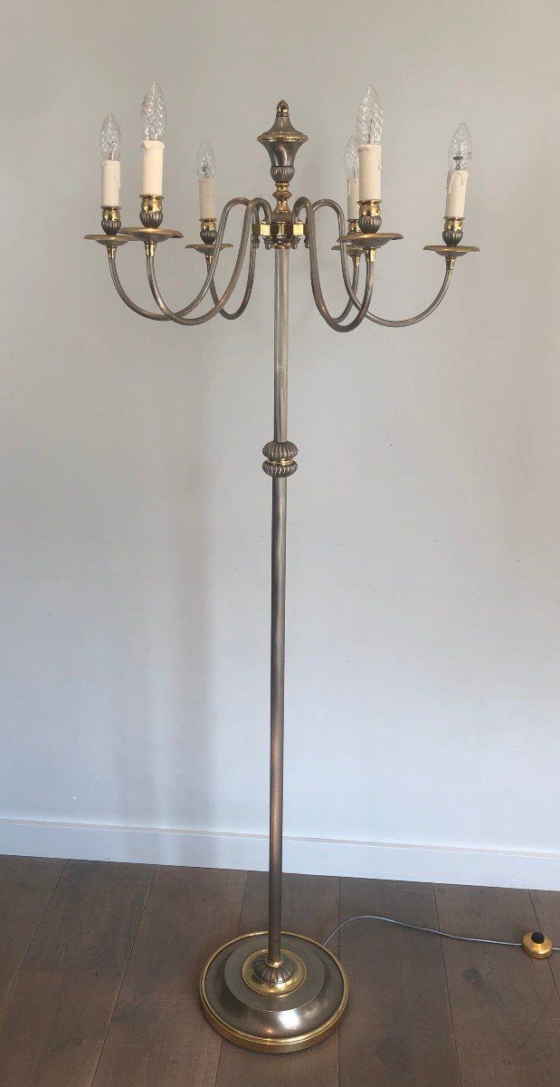Lampada da terra in metallo argentato e ottone con 6 bracci luminosi. Opera francese.