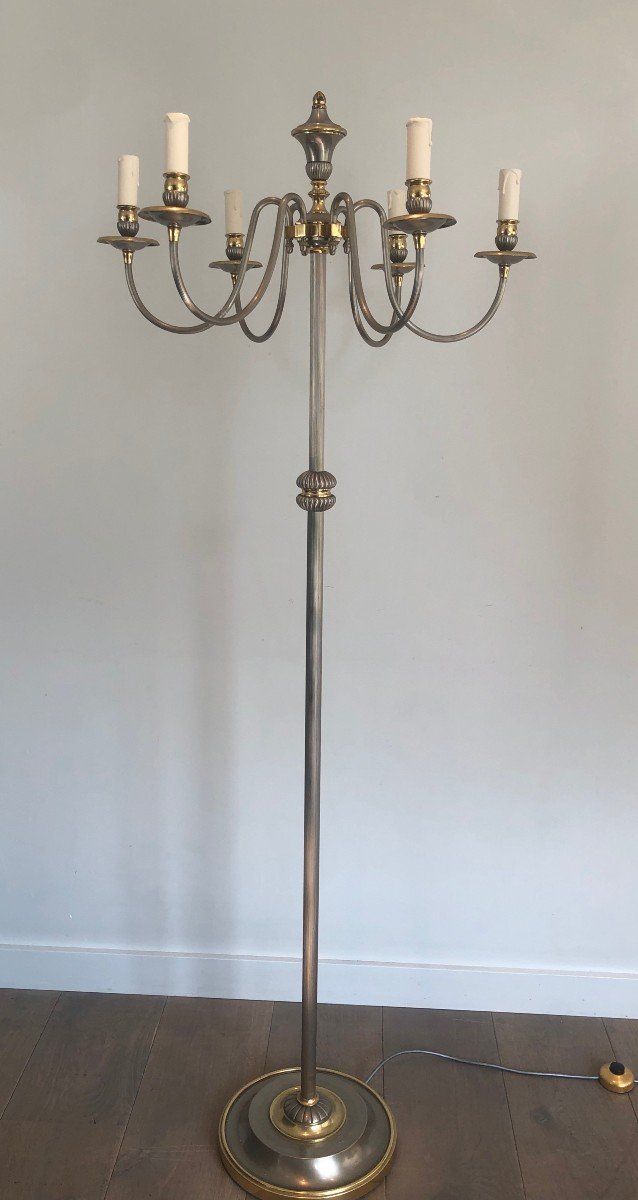 Lampada da terra in metallo argentato e ottone con 6 bracci luminosi. Opera francese.