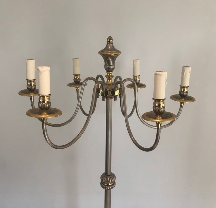 Lampada da terra in metallo argentato e ottone con 6 bracci luminosi. Opera francese.