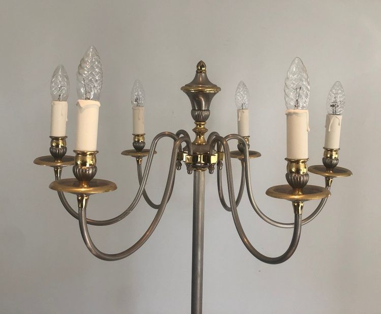 Lampada da terra in metallo argentato e ottone con 6 bracci luminosi. Opera francese.