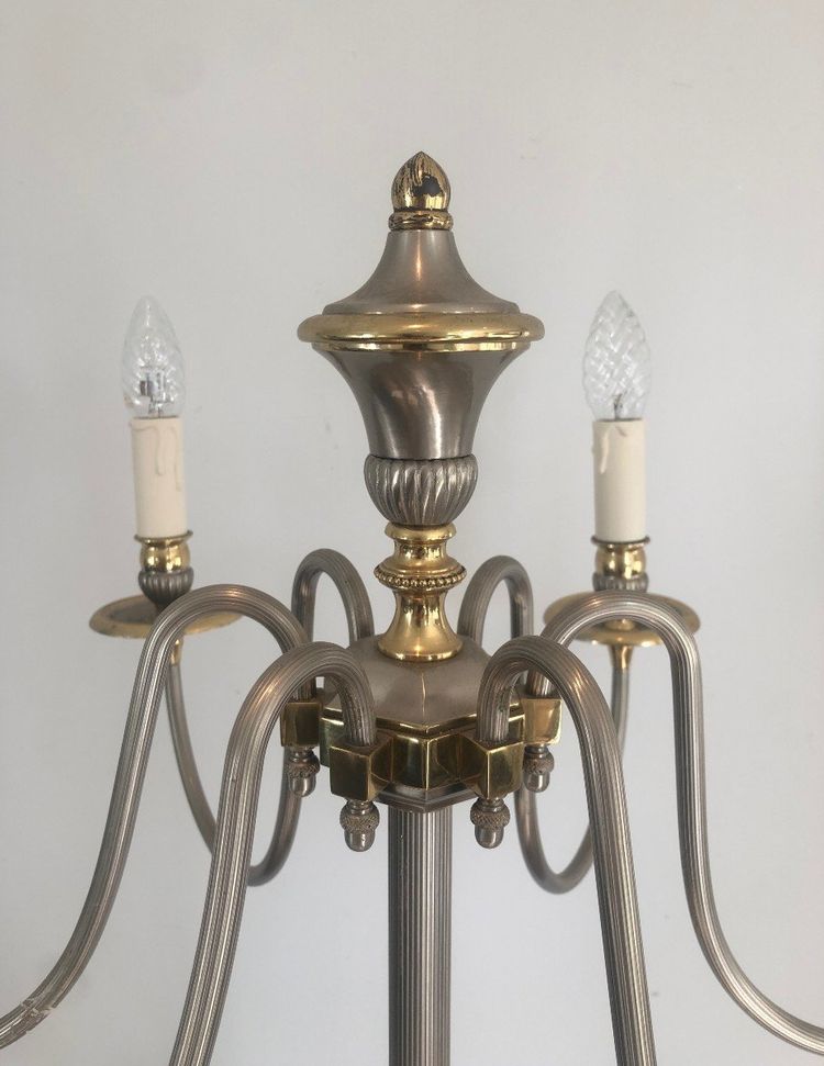 Lampada da terra in metallo argentato e ottone con 6 bracci luminosi. Opera francese.