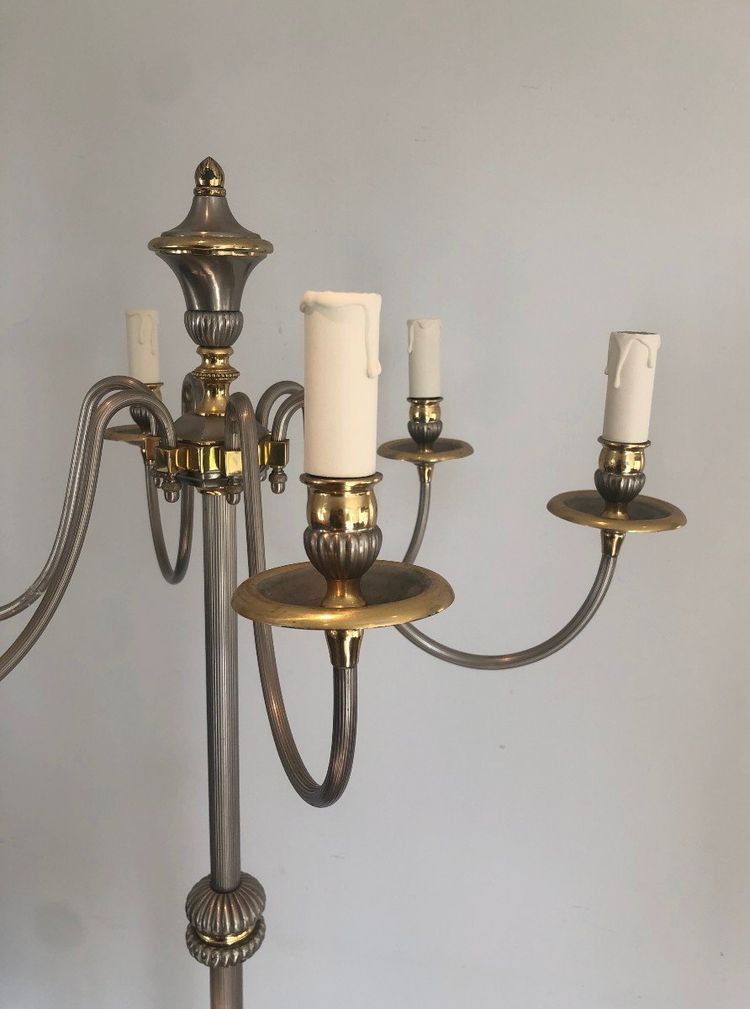 Lampada da terra in metallo argentato e ottone con 6 bracci luminosi. Opera francese.