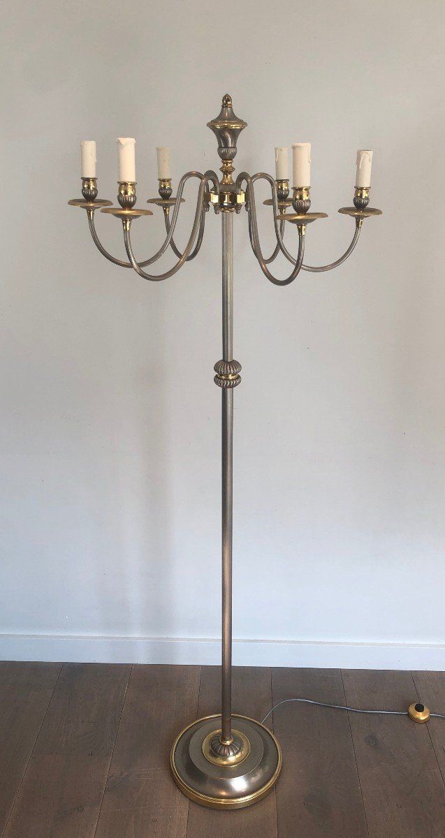Lampada da terra in metallo argentato e ottone con 6 bracci luminosi. Opera francese.