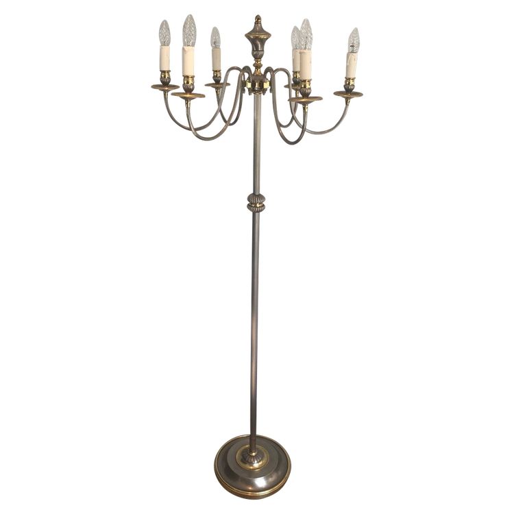 Lampada da terra in metallo argentato e ottone con 6 bracci luminosi. Opera francese.