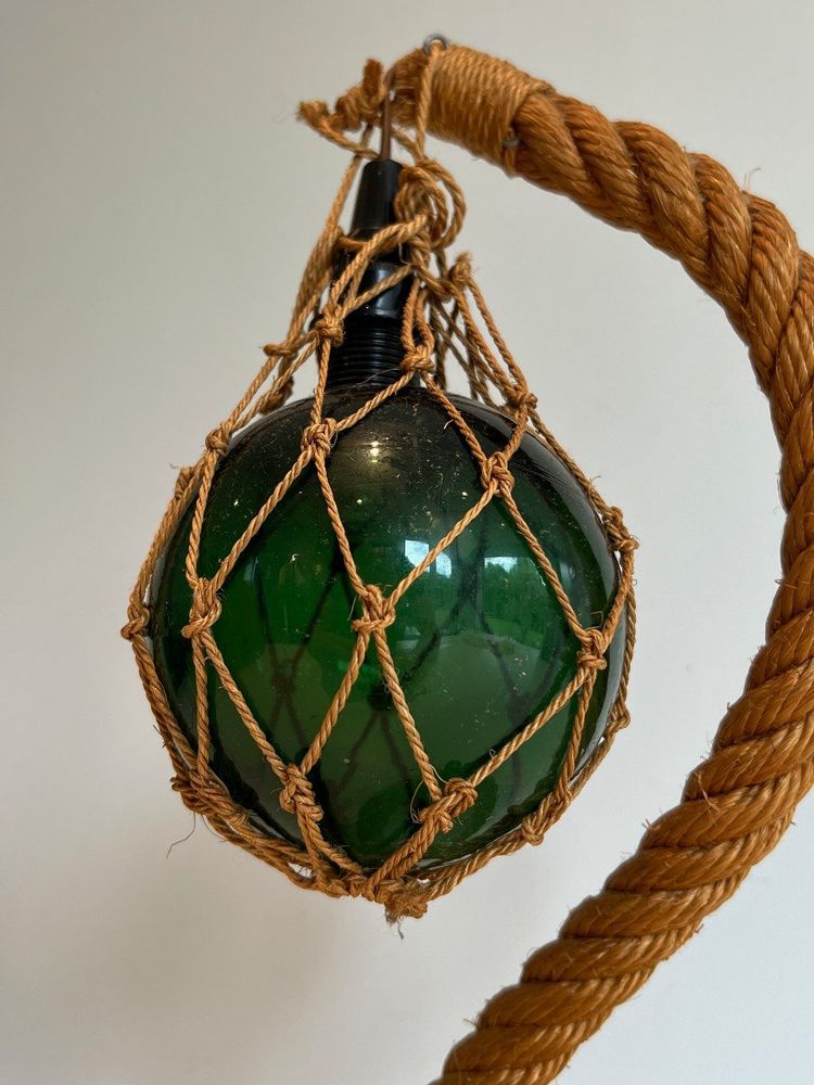 Lampada con corda e sfera di vetro. Opera francese di Adrien Audoux e Frida Minet. Intorno al 1950