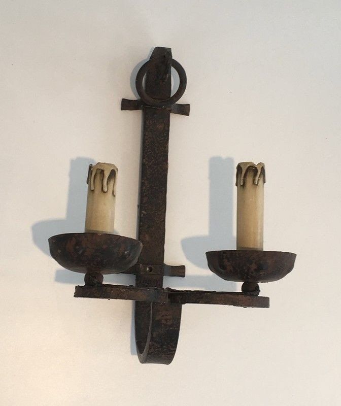 Coppia di applique in ferro battuto. Opera francese. Circa 1950