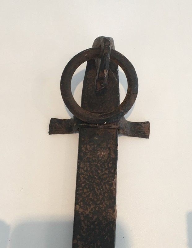 Coppia di applique in ferro battuto. Opera francese. Circa 1950