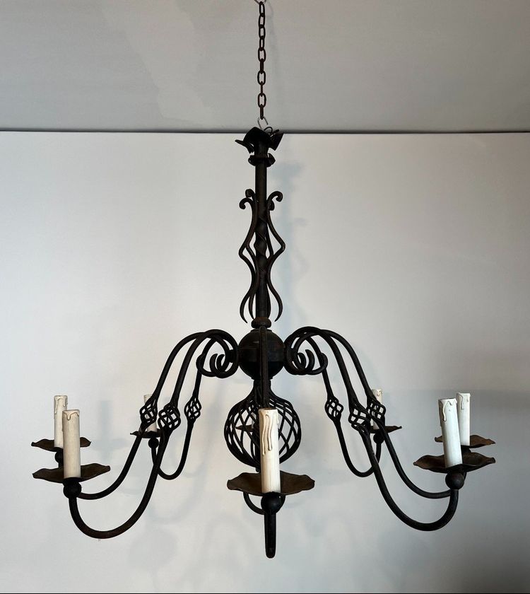 Grande lampadario in ferro battuto a 8 bracci luminosi. Opera francese. Circa 1940
