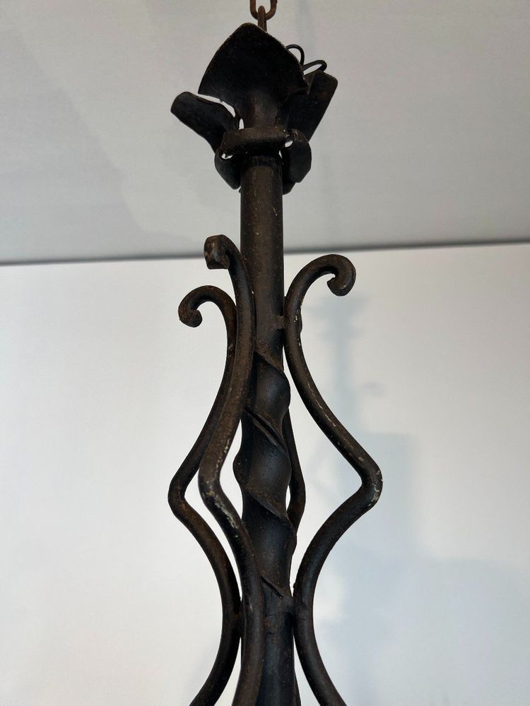 Grande lampadario in ferro battuto a 8 bracci luminosi. Opera francese. Circa 1940