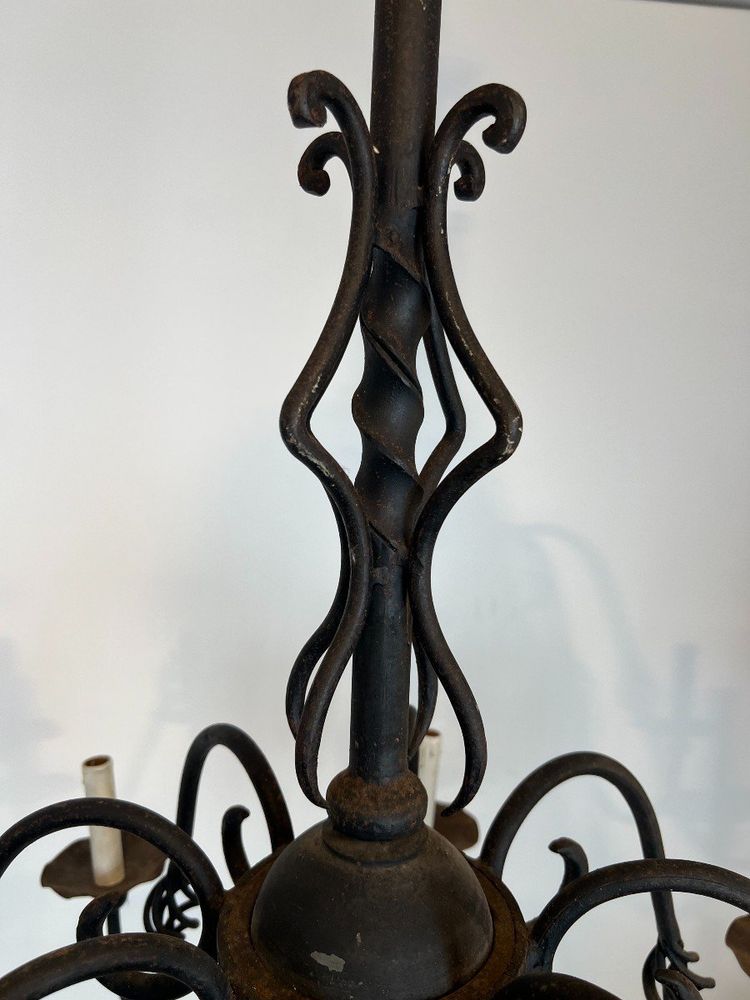 Grande lampadario in ferro battuto a 8 bracci luminosi. Opera francese. Circa 1940