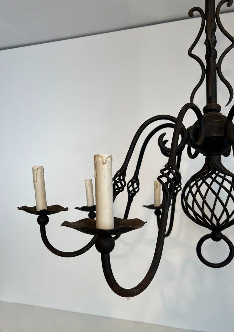 Grande lampadario in ferro battuto a 8 bracci luminosi. Opera francese. Circa 1940