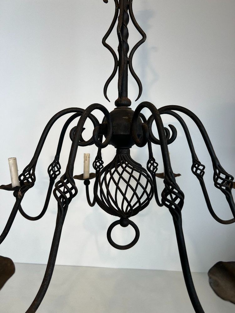 Grande lampadario in ferro battuto a 8 bracci luminosi. Opera francese. Circa 1940