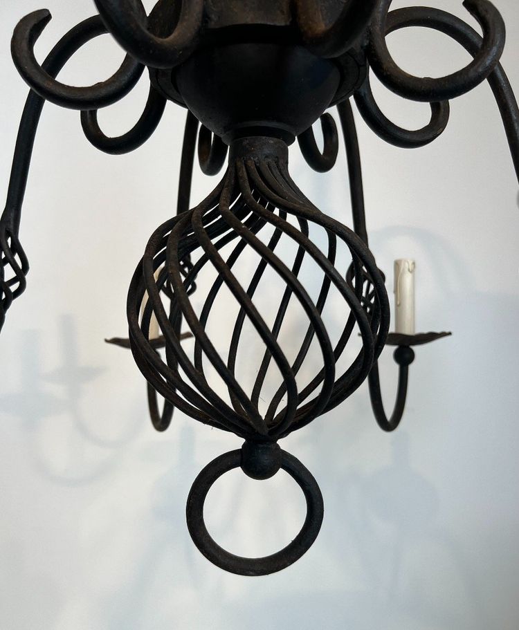 Grande lampadario in ferro battuto a 8 bracci luminosi. Opera francese. Circa 1940