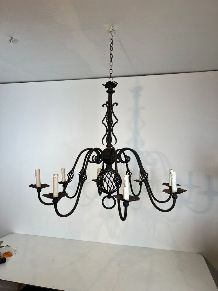 Grande lampadario in ferro battuto a 8 bracci luminosi. Opera francese. Circa 1940