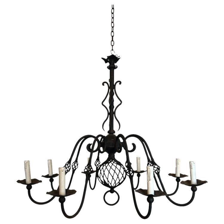 Grande lampadario in ferro battuto a 8 bracci luminosi. Opera francese. Circa 1940