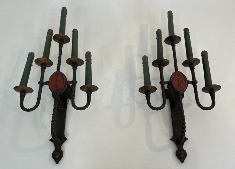 Grande coppia di lampade da parete in ferro battuto a 5 bracci in stile gotico