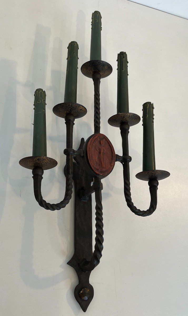 Grande coppia di lampade da parete in ferro battuto a 5 bracci in stile gotico