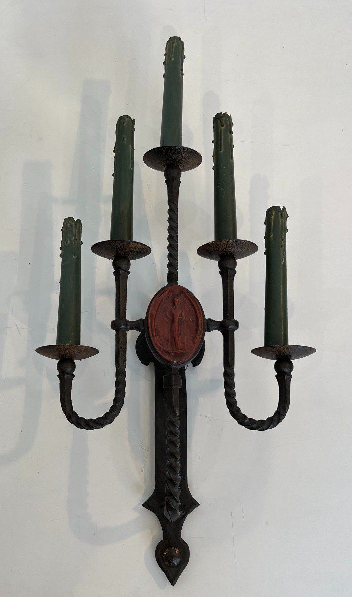 Grande coppia di lampade da parete in ferro battuto a 5 bracci in stile gotico