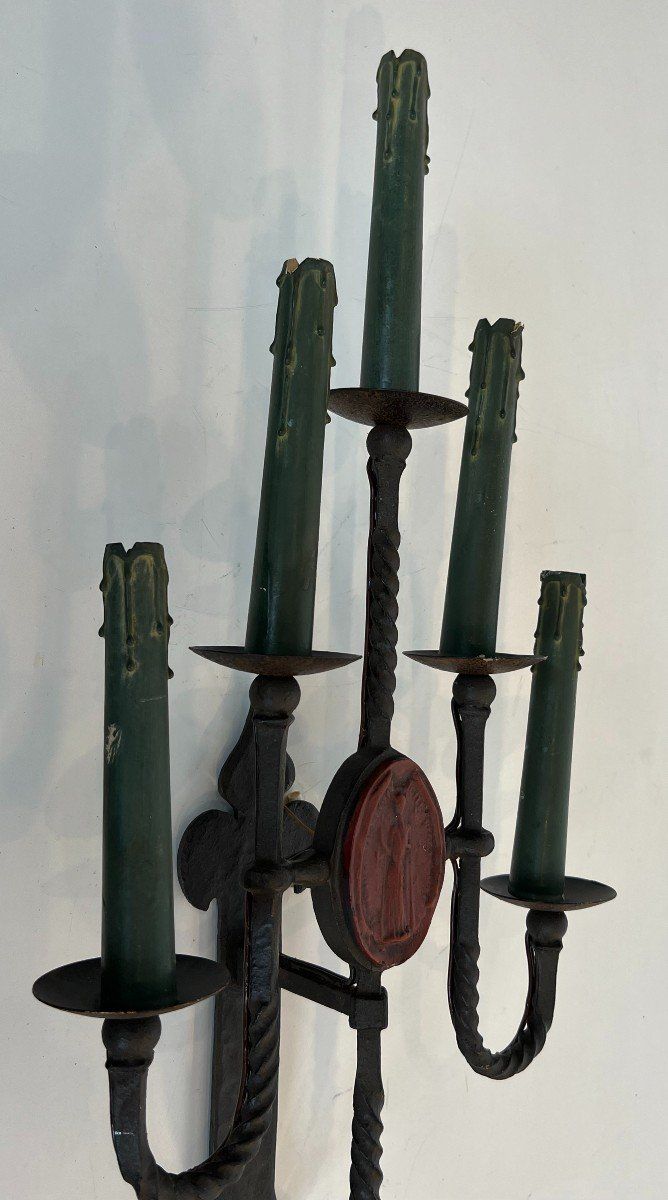 Grande coppia di lampade da parete in ferro battuto a 5 bracci in stile gotico
