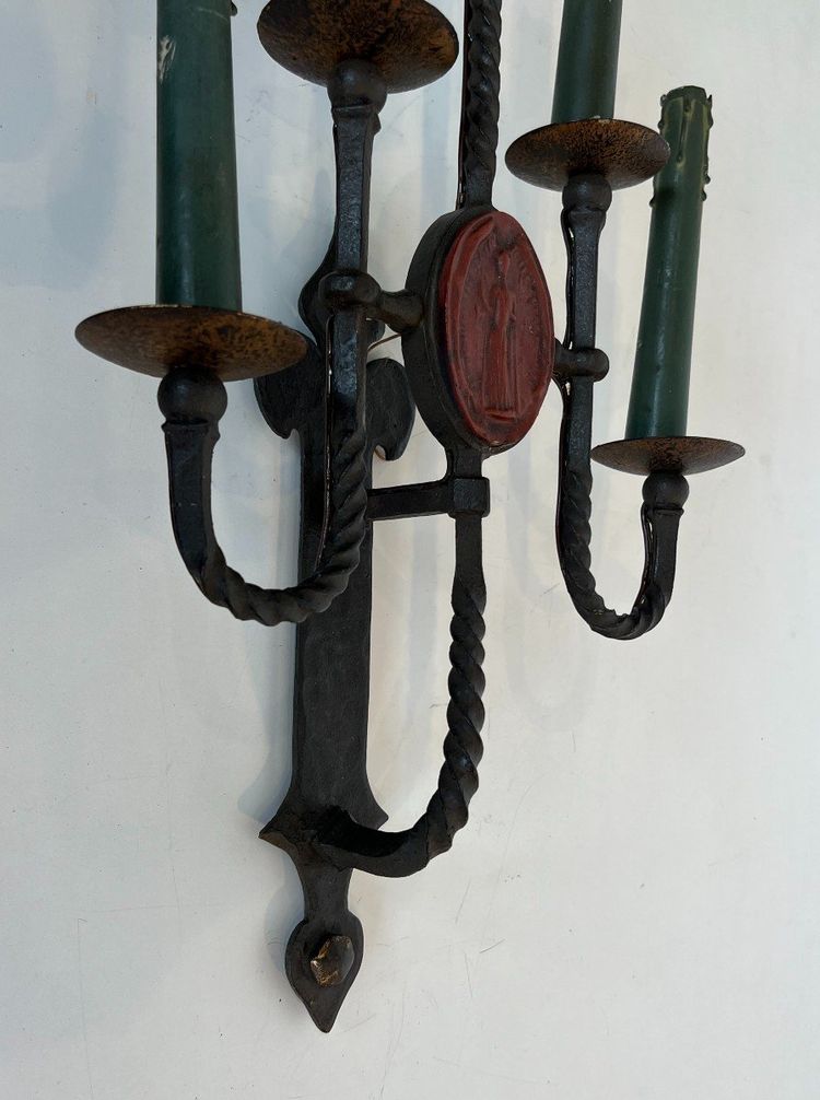 Grande coppia di lampade da parete in ferro battuto a 5 bracci in stile gotico