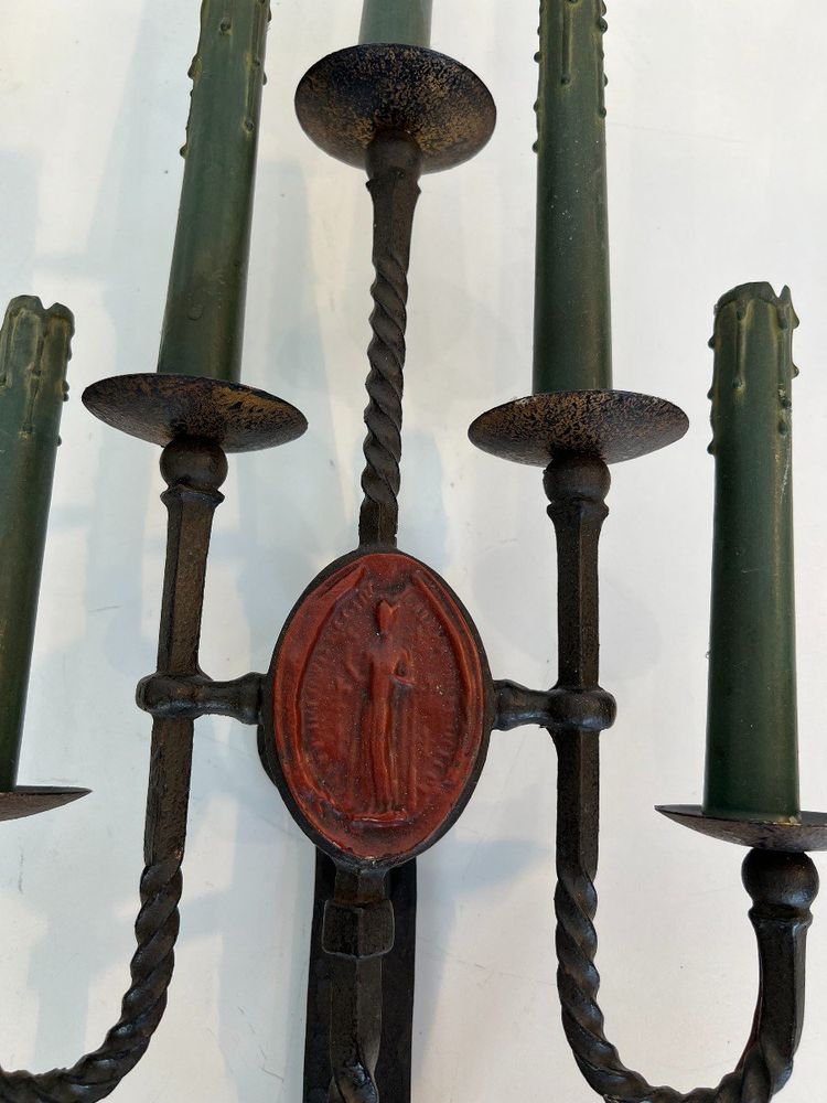 Grande coppia di lampade da parete in ferro battuto a 5 bracci in stile gotico