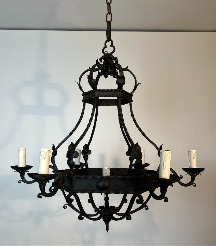 Lampadario a gabbia in ferro battuto con bracci di luci. Opera gotica francese. Circa 1940