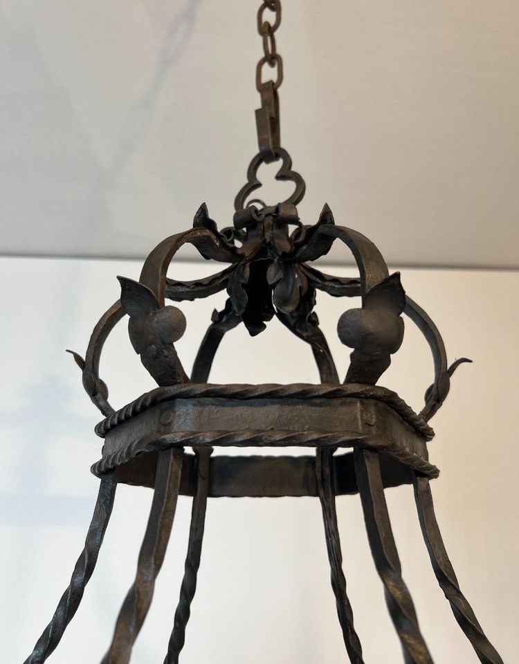 Lampadario a gabbia in ferro battuto con bracci di luci. Opera gotica francese. Circa 1940