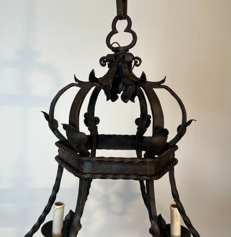 Lampadario a gabbia in ferro battuto con bracci di luci. Opera gotica francese. Circa 1940